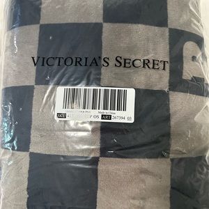 Brand New VS checkered blanket